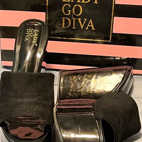 Seriously tall wedge platforms, black,size 8. Bought online tried on at home. - Picture 3 of 3